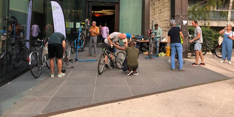 Vélo réparé à la médiathèque Yourcenar